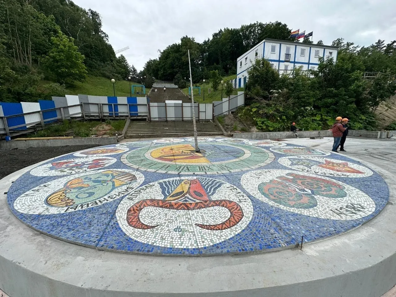 На променад Светлогорска вернули отреставрированные солнечные часы "Зодиак"