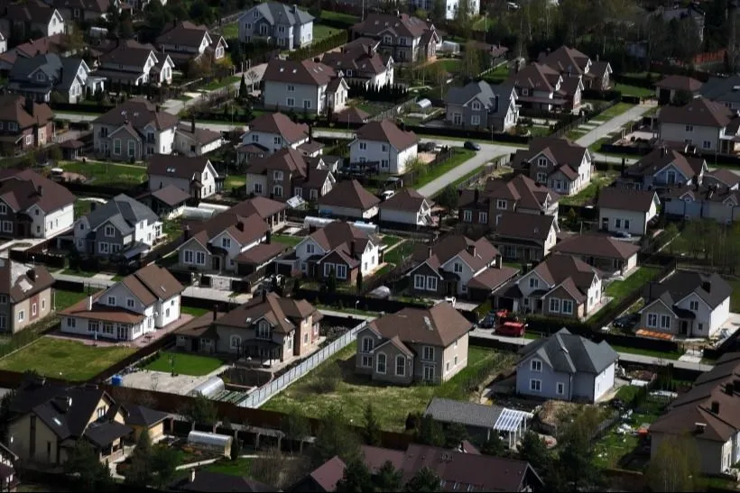 Названы регионы РФ с самой дешевой и дорогой "загородкой" в августе