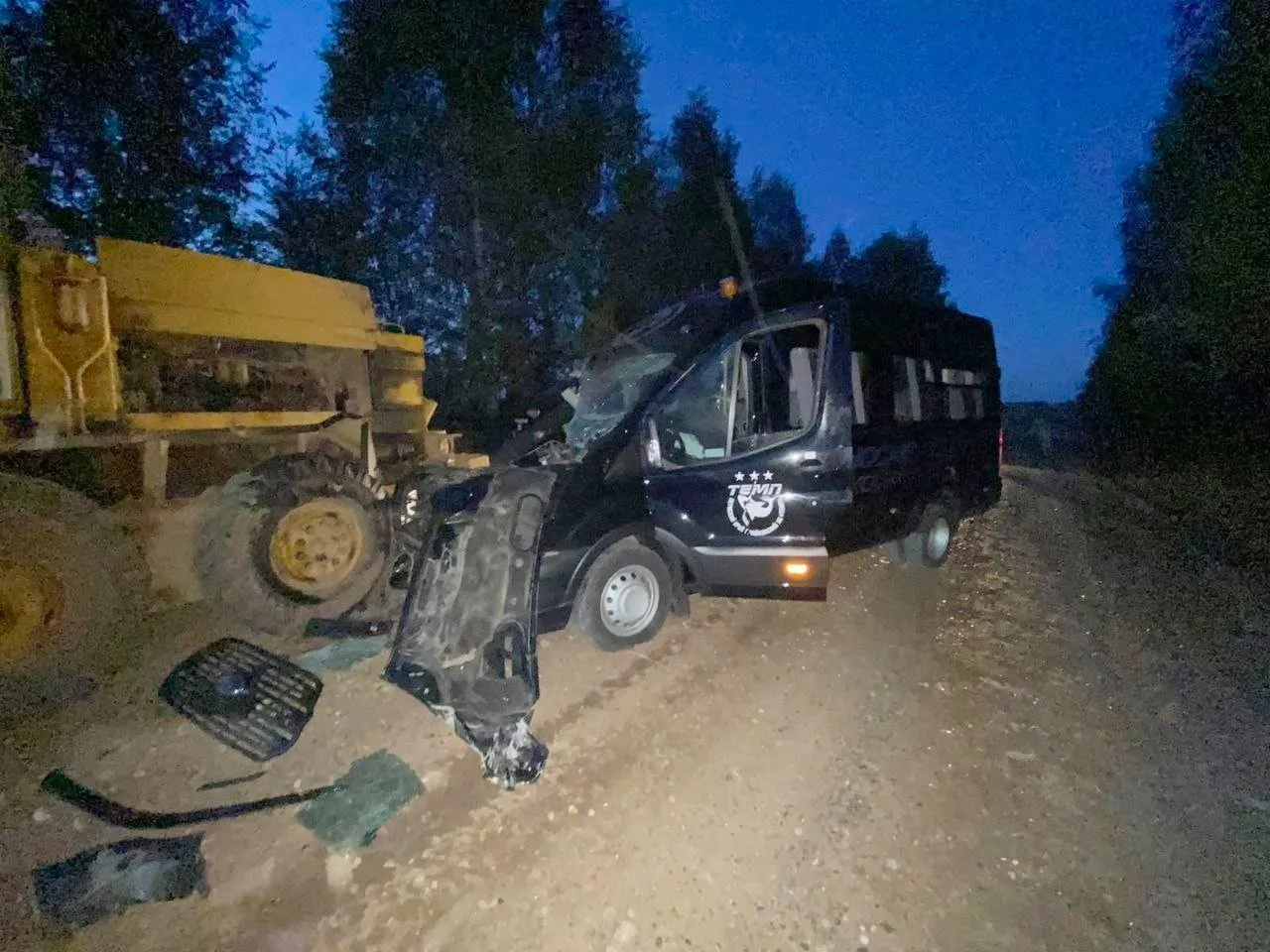 Автобус со школьниками попал в ДТП в Прикамье, пострадали 8 человек