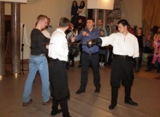 Кемеровчан в "Ночь искусств" учили фехтовать и петь немецкие песни