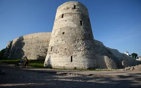 К реставрации Изборской крепости привлекли непрофессионалов