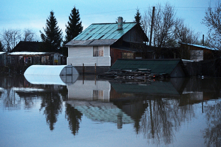 Талые воды подтопили пять домов в Томске, в том числе два многокватирника