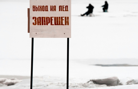 Почти 40 нижегородским рыбакам, оказавшимся на тонком льду Оки, понадобилась помощь спасателей
