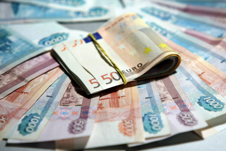 Доллар и евро растут к рублю