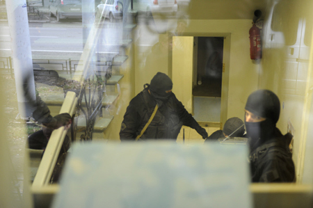 В Петербурге обыскивают более 10 квартир адептов террористической секты "Аум Синрике"