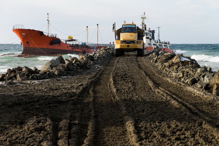 Утилизацию танкера "Надежда", севшего на мель в акватории сахалинского Невельска, планируют завершить в июне