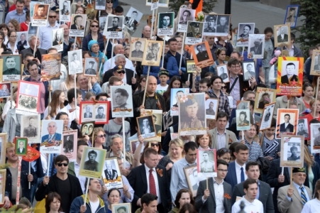 Жители Поволжья в День Победы прошли многотысячным "Бессмертным полком"