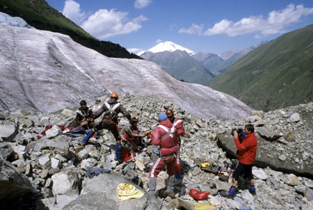 Спасатели за ночь не смогли добраться до попавшей под лавину в горах КБР группы альпинистов