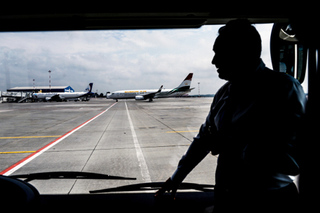 Пятеро грузчиков крали ценности из багажа в екатеринбургском аэропорту, их разоблачила местная служба безопасности