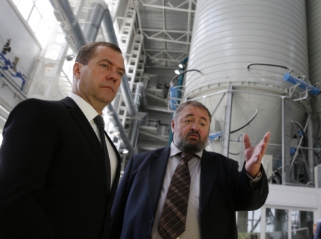 Медведев посетил завод по производству теплоизоляционной продукции во Владимире
