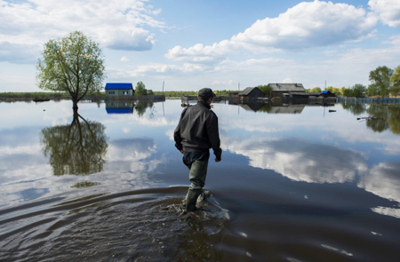 Река вышла из берегов и затопила деревню в Калужской области