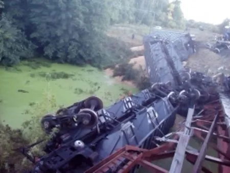 Два грузовых вагона упали в реку из-за обрушения железнодорожного моста в Саратовской области