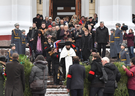 Сотни людей пришли проститься с Владимиром Зельдиным