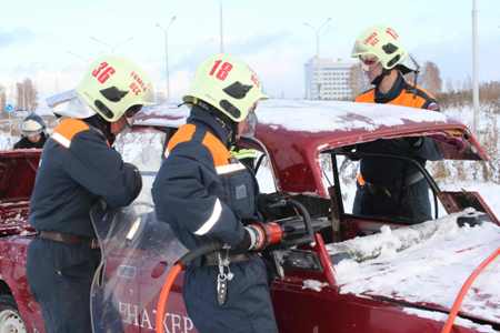 Томские спасатели устраняли последствия условного столкновения автобуса с двумя легковушками