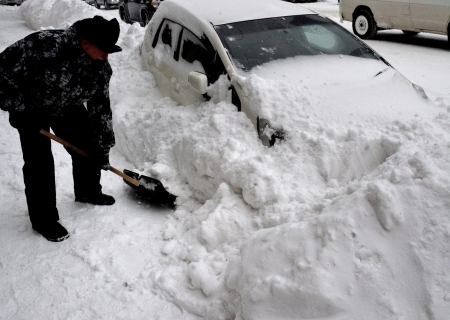 Спасатели в Республике Алтай вытаскивают из-под завалов автомобили, занесенные небывалыми снегопадами