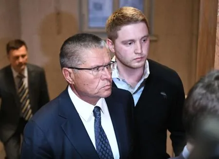 Улюкаев пока является единственным фигурантом в деле о вымогательстве взятки у "Роснефти"