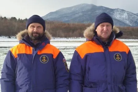 Старший госинспектор по маломерным судам центра ГИМС МЧС России по Республике Хакасия Александр Сипкин и госинспектор по маломерным судам Владимир Барашкин: "Вряд ли это героизм. Это просто действие по ситуации"