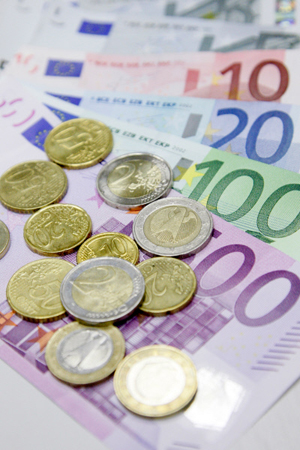 Евро упал ниже 64 рублей впервые за полтора года