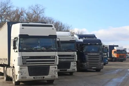 Фуры скопились на переправе в Крым из-за обледенения пролива