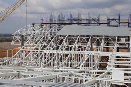 Строители устанавливают крышу нового терминала аэропорта "Симферополь"
