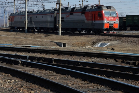 Двое человек погибли в ДТП с грузовым поездом в Омской области