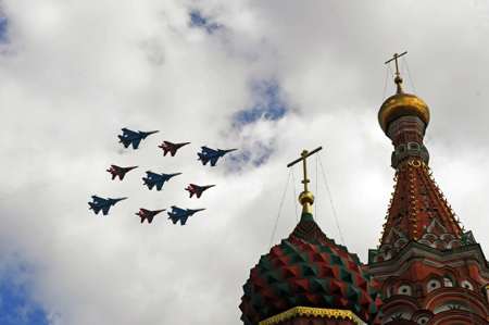 Выступление военной авиации РФ на параде в Москве отменено из-за плохой погоды