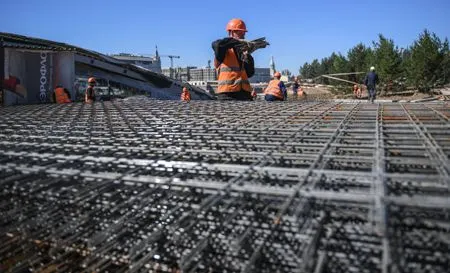 Начался монтаж аттракциона "Полет над Россией" в парке "Зарядье"