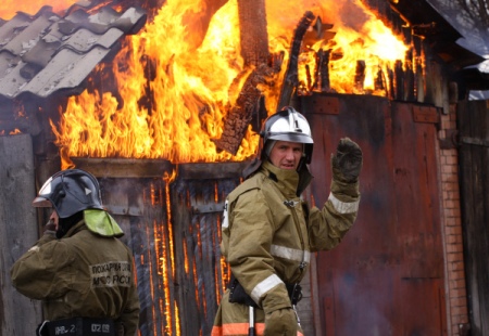 Площадь пожара в частном секторе в центре Ростова-на-Дону увеличилась до 6 тыс.кв.м