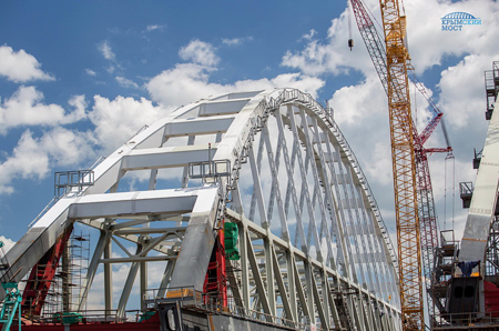 Арка Керченского моста весом в 6 тыс. тонн перемещена с берега к фарватеру
