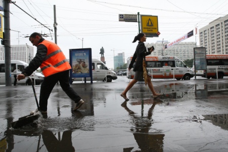 Почти 40 тысяч коммунальщиков устраняют последствия непогоды в Москве
