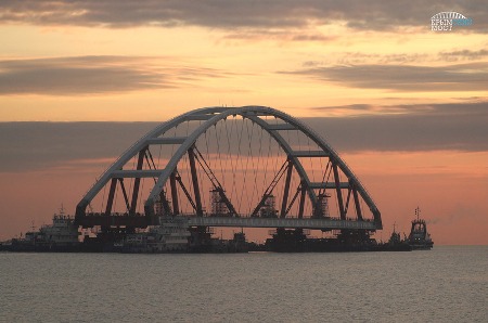 Началась транспортировка автодорожной арки Керченского моста