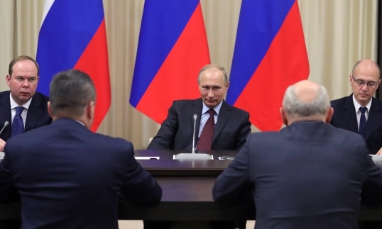 Путин пообещал наградить губернаторов-отставников