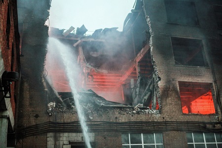 Число жертв пожара на обувной фабрике под Новосибирском увеличилось до десяти человек