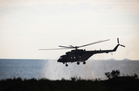 На месте крушения вертолета в Чечне обнаружен выживший – штаб
