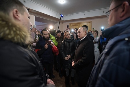 Путин провел в Кемерово незапланированную встречу с группой граждан, которые высказывали недоверие к расследованию пожара в ТЦ