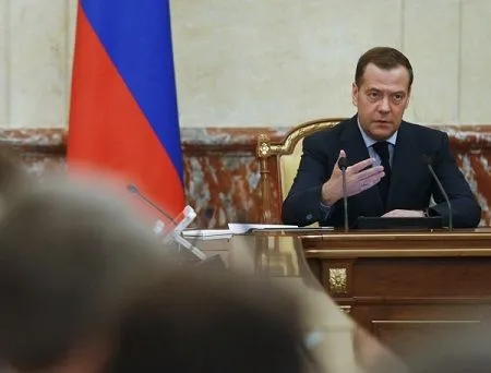 Медведев встретится со всеми фракциями перед намеченным отчетом правительства в Госдуме