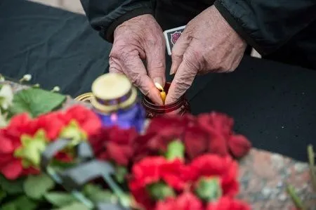 Скорбит вся страна