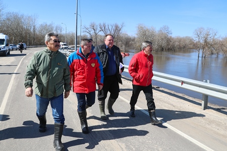 Станицу в Волгоградской области защитили от паводка, укрепив дамбу на реке