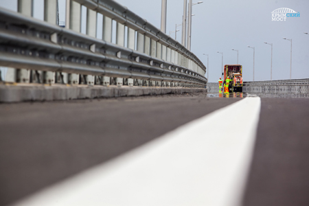 Разметку начали наносить на автомобильной части Крымского моста