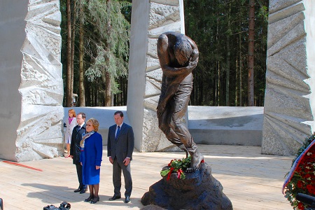 Мемориал "Катынь" под Смоленском открыли после реконструкции