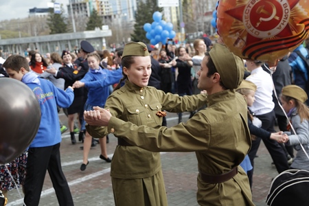 Около тысячи человек стали участниками акции "Вальс Победы" в Екатеринбурге