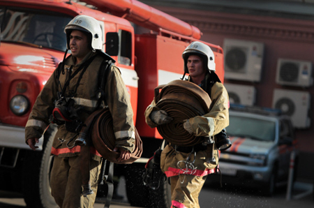 Рабочий погиб во время крупного пожара на складе в Ярославле