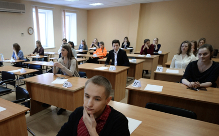 Профильный ЕГЭ по математике пишут в пятницу российские школьники