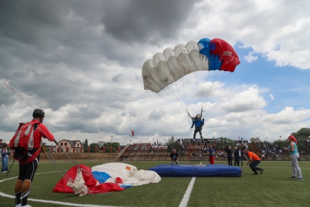 Полсотни лучших парашютистов мира посоревновались в точности приземления в Ингушетии