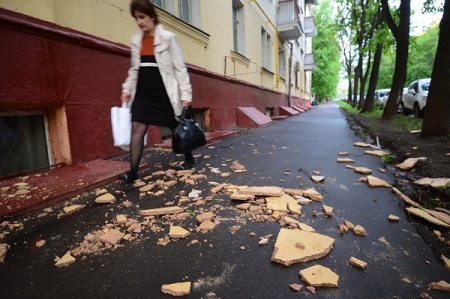 Ураган в Барнауле повредил крыши почти 30 многоквартирных домов