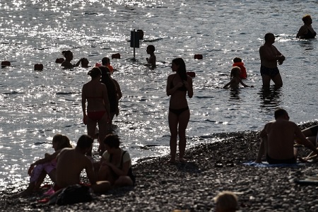 Вода на черноморских пляжах Кубани стала аномально холодной, купание запрещено
