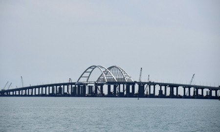 Работы по укладке рельсов начались на мосту через Керченский пролив