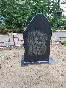 На детской площадке в Самаре обнаружили надгробие криминального авторитета