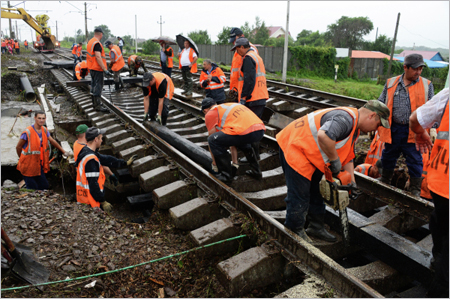 Грязевые потоки сошли на 50 участках железной дороги при прохождении тайфуна "Джеби" на Сахалине