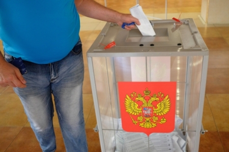 Врио губернатора Омской области Бурков лидирует с 82,8% голосов